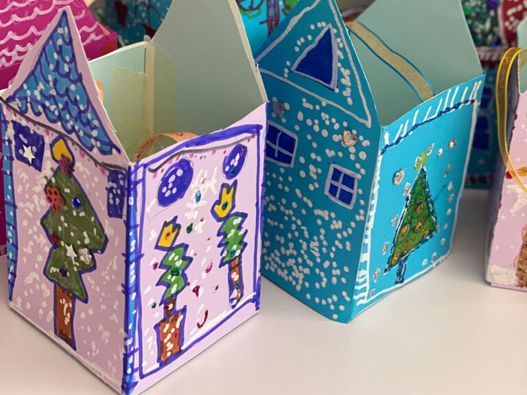 Kind gestaltet im Kreativkurs in Wollerau ein Bastelprojekt mit Karton und Farbe