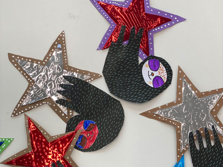 Weihnachtsbasteln für Kinder mit Papier, Farbe und Dekoration