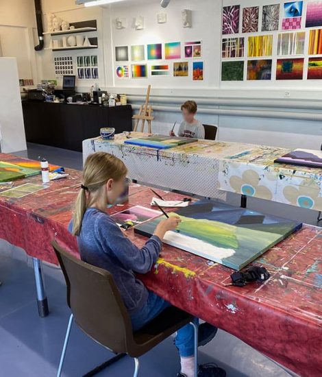 Jugendliche gestalten kreative Bilder in der Kunstschule Art Life